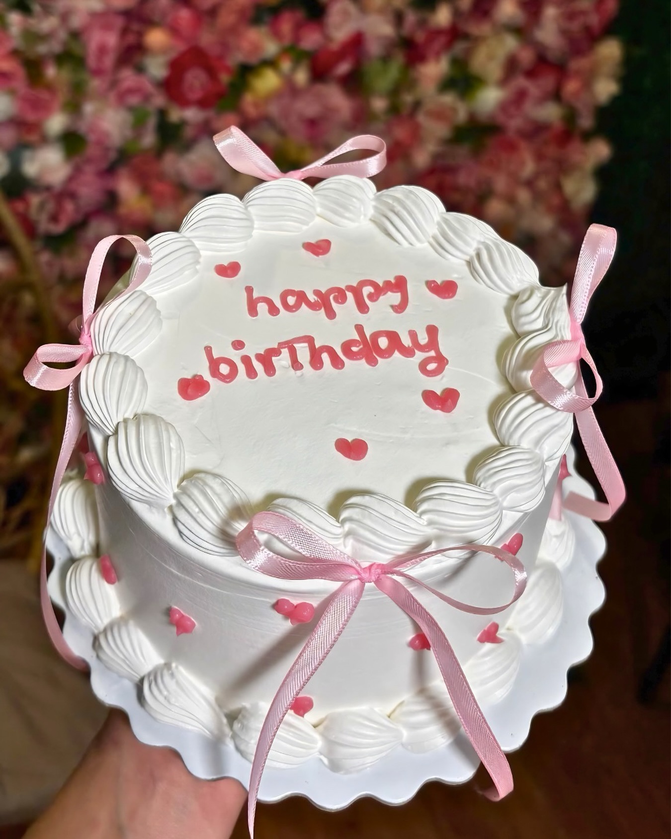 Bolo de aniversário com laços cor-de-rosa
