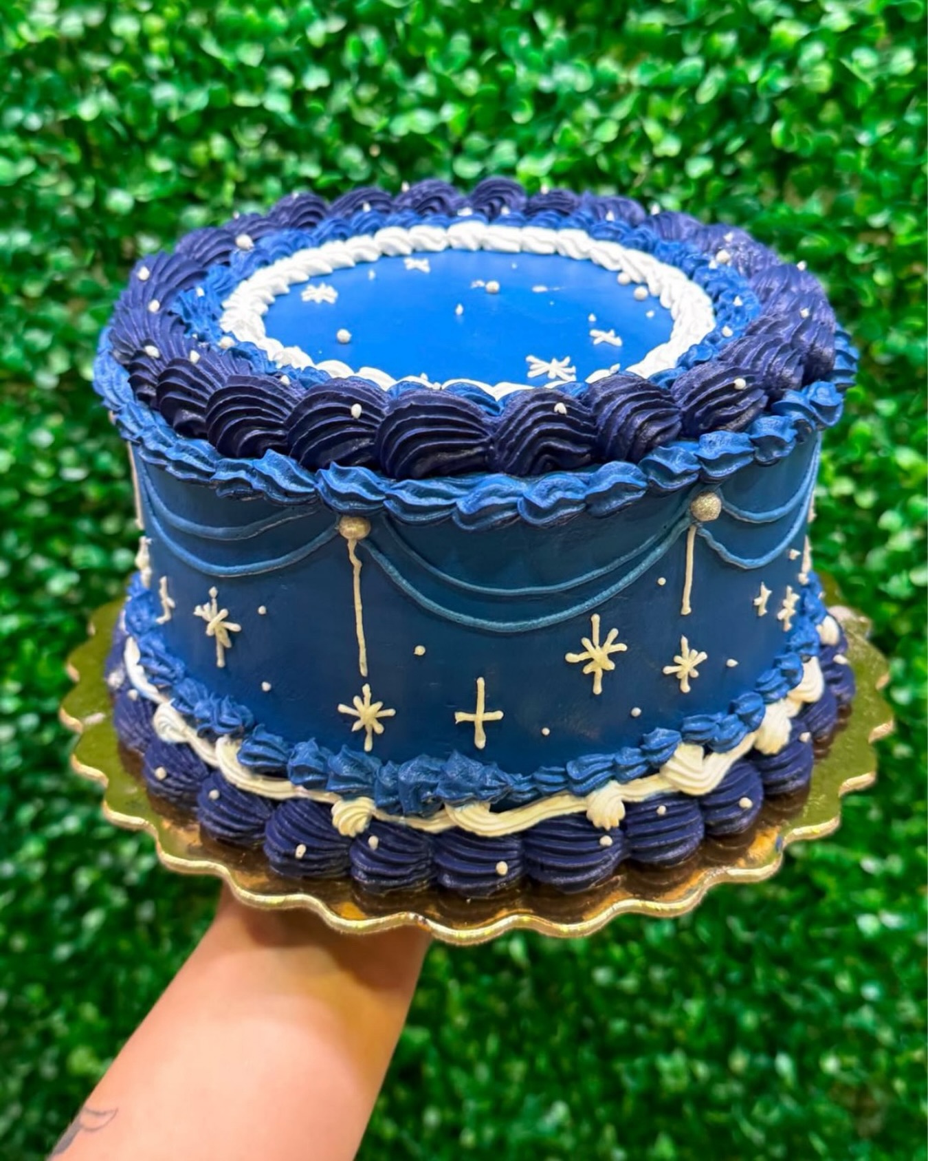 Bolo azul decorado com estrelas