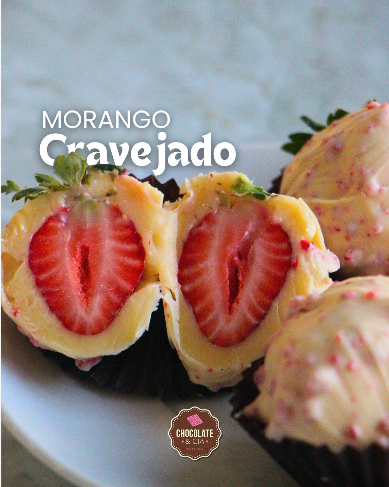Morangos cravejados cortados ao meio